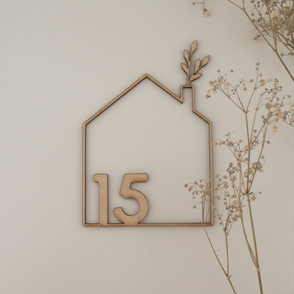 Personalisiertes Haus mit Hausnummer